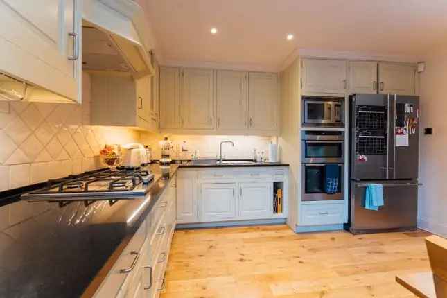 Town house to rent in South Eaton Place, London SW1W