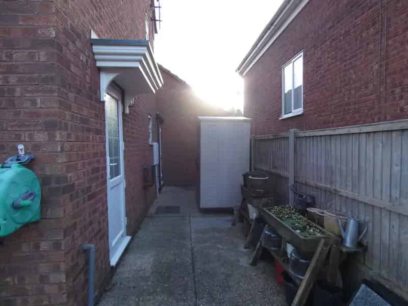 4 Bedroom Detached House Large Garden Double Garage