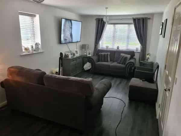 4 Bed 2 Bath House with Parking Lovely Location