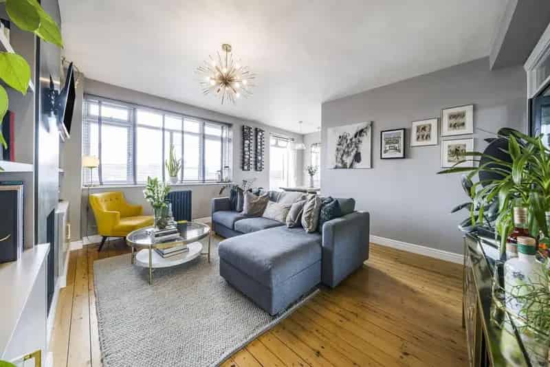 2-Bed 5th Floor Apartment with Balcony and Communal Gardens