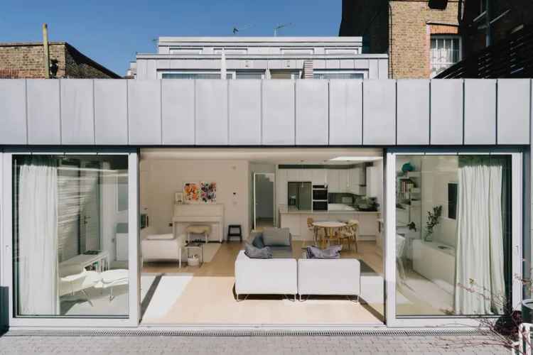 3-Bed Maisonette Putney 1752 sq ft Modern Home with Patio and Parking
