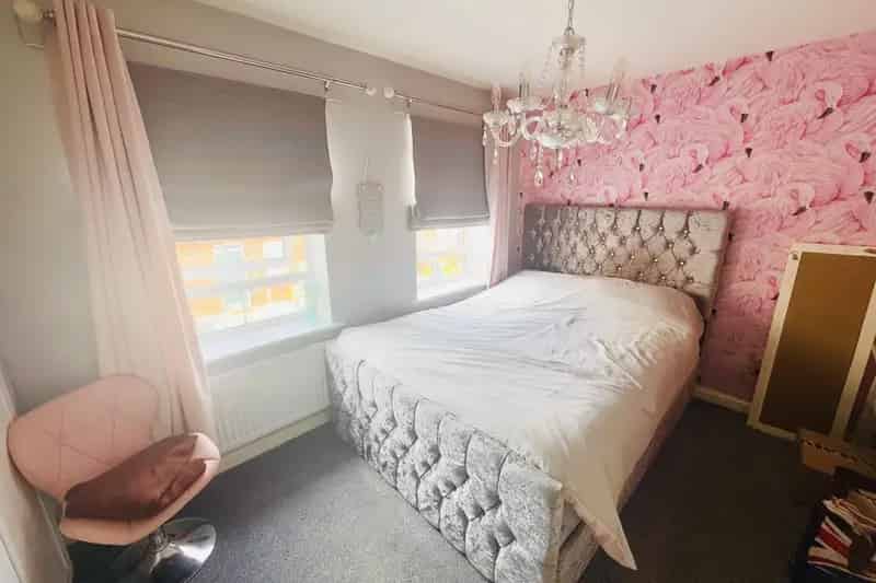 2 Bed House with French Doors and Modern Kitchen