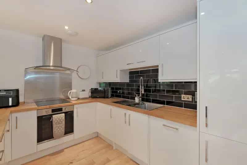 Stylish West End 2-Bedroom Apartment with Parking