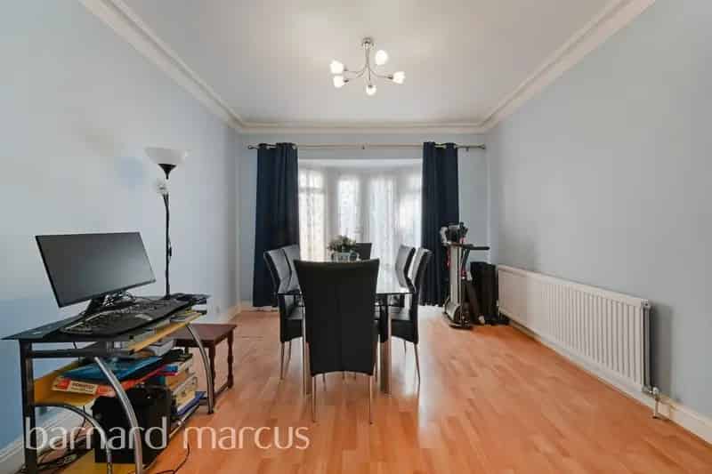 Spacious Family Home Near Tooting and Streatham Common Stations