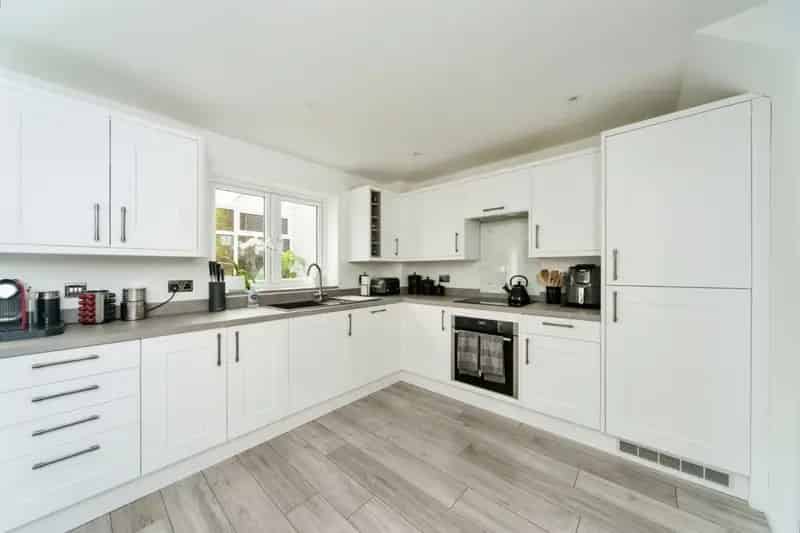 Three Bedroom Semi Detached House with Modern Kitchen and Landscaped Garden