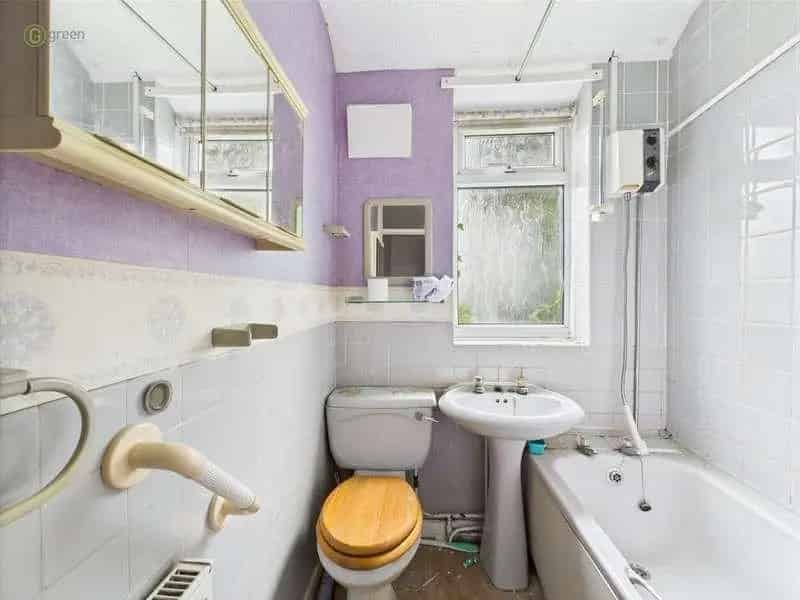 2 bed house for sale