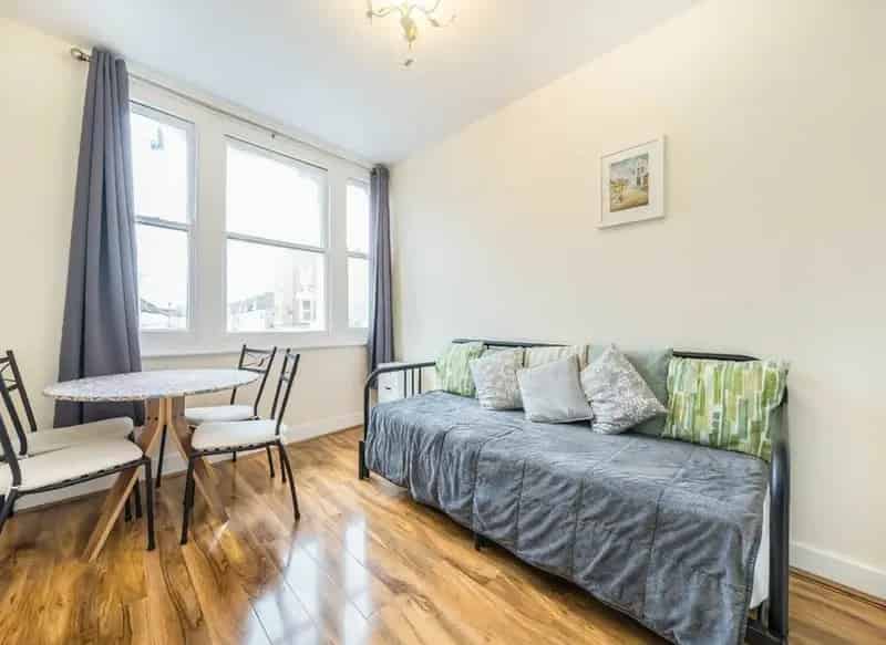 One Double Bedroom Flat Near Clapham Junction Chain Free