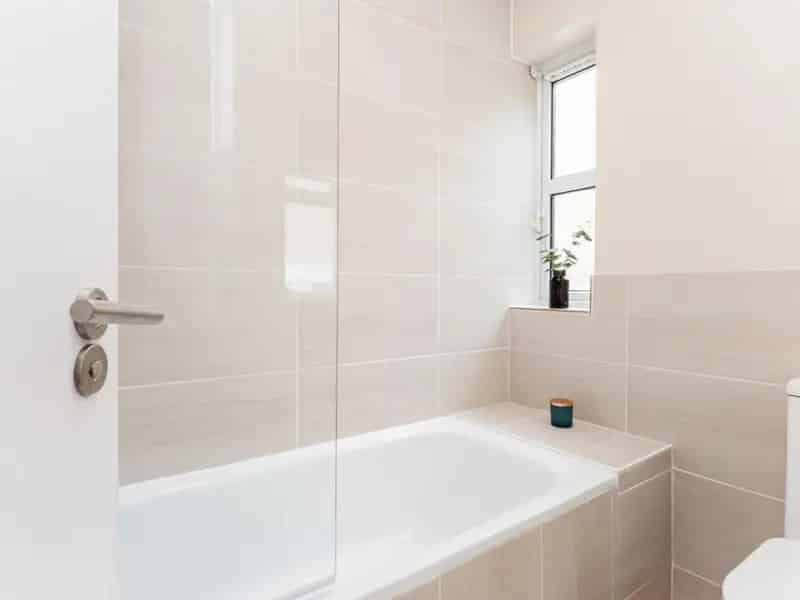 4 Bedroom House with Spacious Living Room and Enclosed Garden