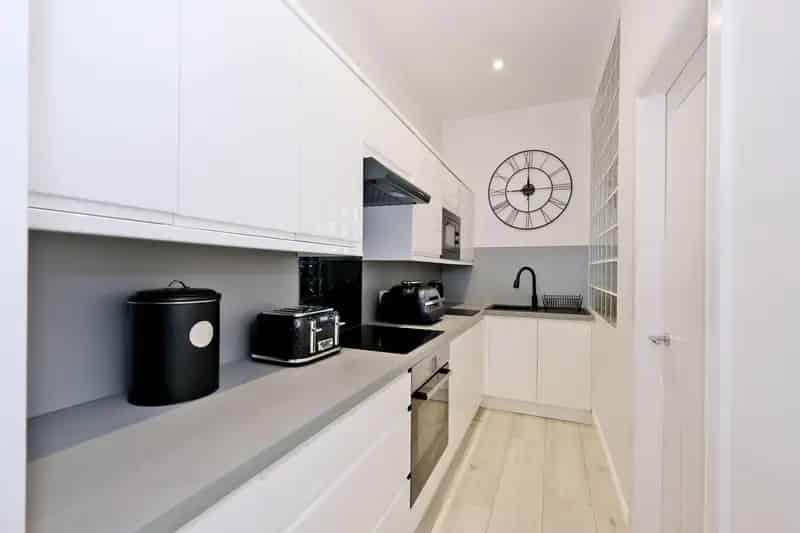 Double Bedroom Property with Modern Kitchen and Garden