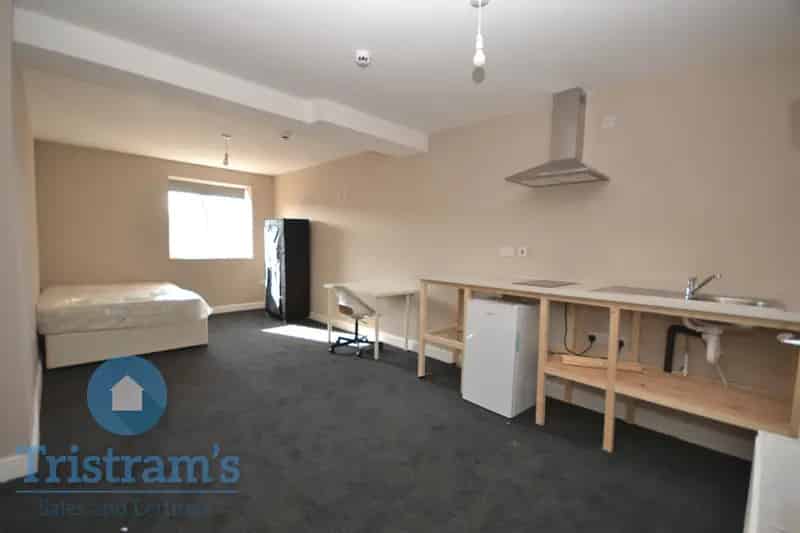 6 En-Suite Studio Bedrooms Near Tram Network