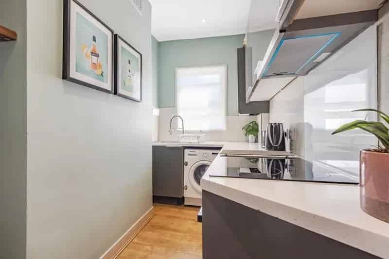 Two Bedroom Flat near Shepherd's Bush Market Tube
