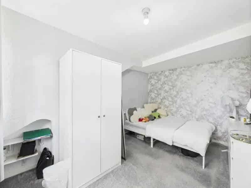 4 Bed House for Sale Near Train Station - Excellent Schools