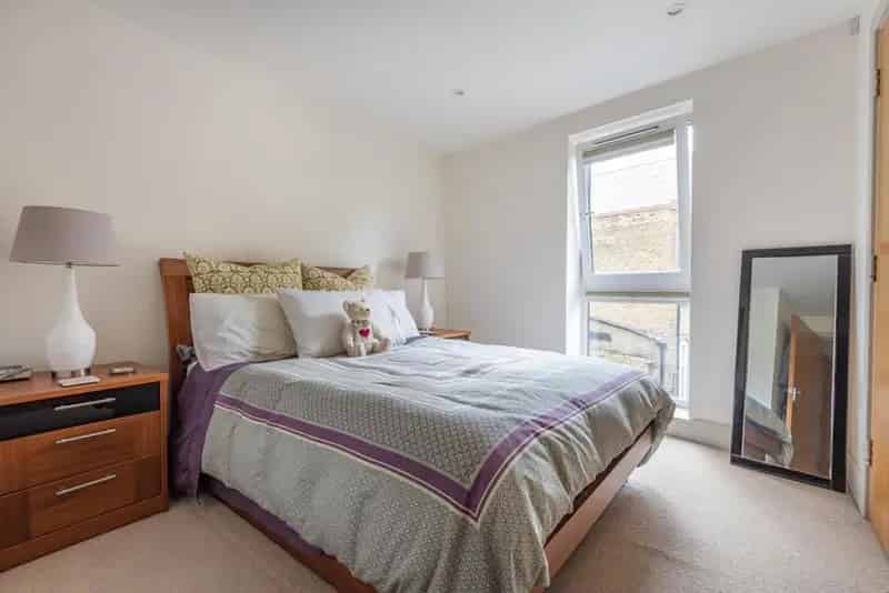 Modern Apartment near Oval Station with Balcony and Lift Access