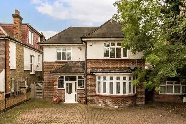 Spacious Four Bedroom Family Home in London with Large Garden and Parking