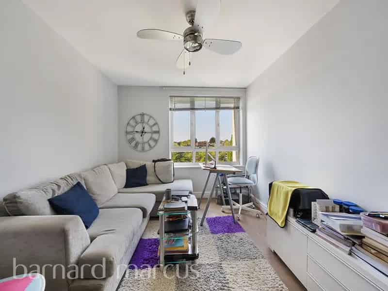 Spacious 2-Bed 2-Bath Modern Apartment with Parking and Gym