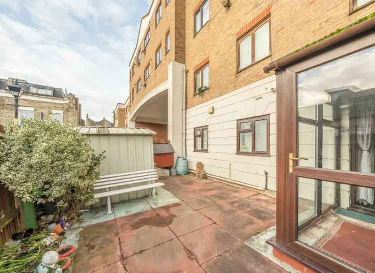 Flat For Sale in London, England