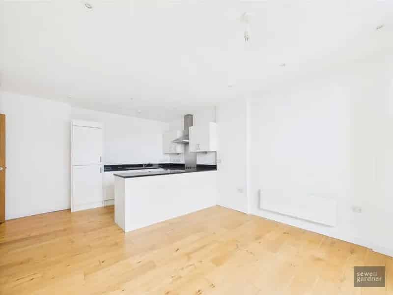 2 Bed 2 Bath Top Floor Apartment for Sale in Watford Town Centre