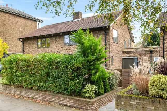 Semi-Detached House for Sale in Canonbury Park North London N1