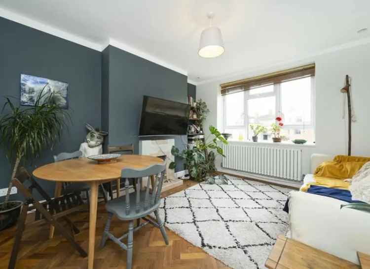 Flat For Sale in London, England