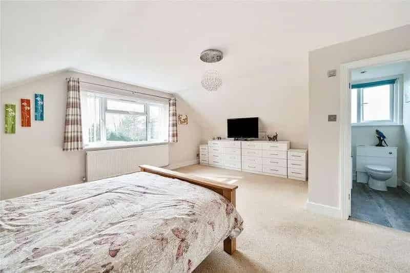 4 Bed Detached Chalet Bungalow For Sale
