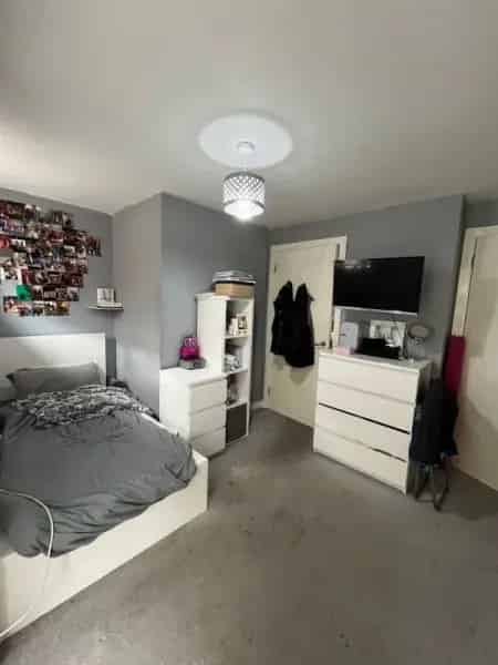3 Bedroom Townhouse Near Shops and Train Station