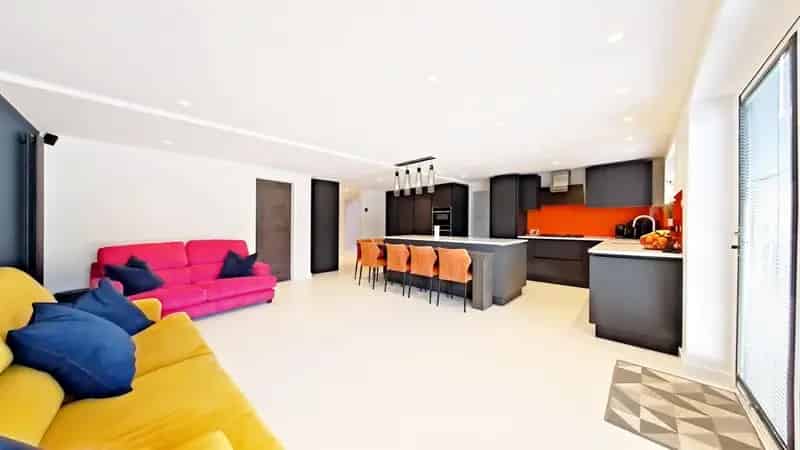 4 bedroom House
 For Sale 
Total Size: 1852 SQ FT