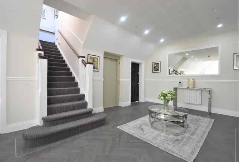 Luxury 2 Bed Apartment Kingswood Private Terrace Parking Available October 20th