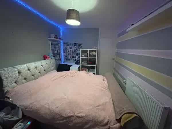 3 Bed House Near Park Shops Schools