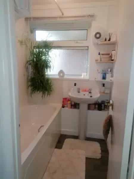 Spacious 2-Bedroom Ground Floor Flat Near Town and Schools