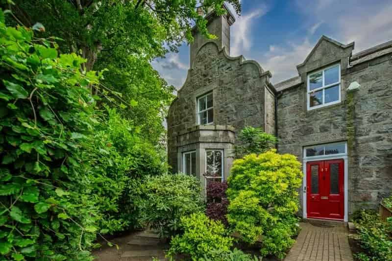 5 Bedroom Semi Detached House For Sale