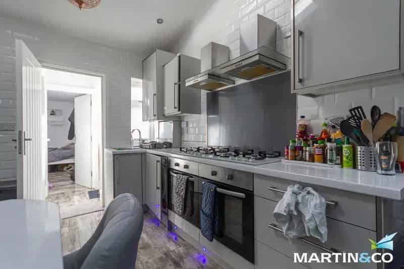 6 Bedroom Student House Bills Inclusive Available 3 7 25