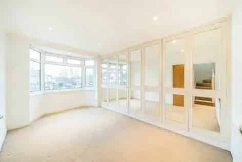 4 Bedroom House 119m2 London Family Home Off Street Parking