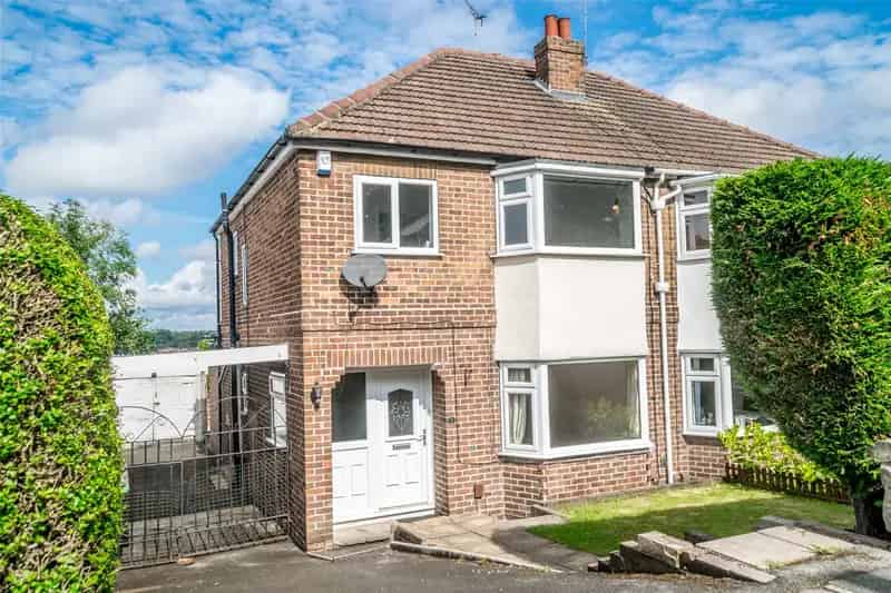 3 Bed Semi Detached House Extended Kitchen Loft Room Parking Garage