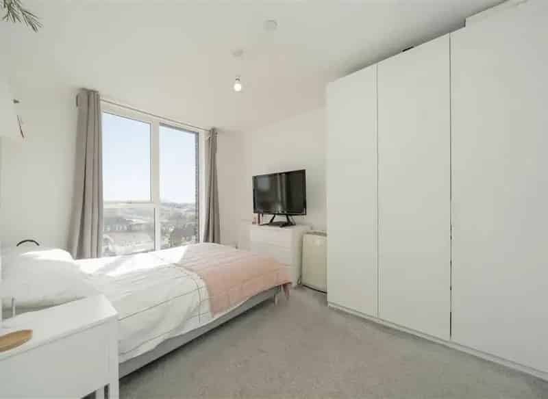 2-Bedroom Apartment with Balcony and Parking Near Brent Reservoir