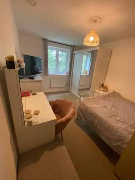 Large 2 Bedroom Flat with Garden and Parking
