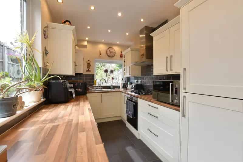 2 Bedroom End Terrace House for Sale Ray Lodge Road