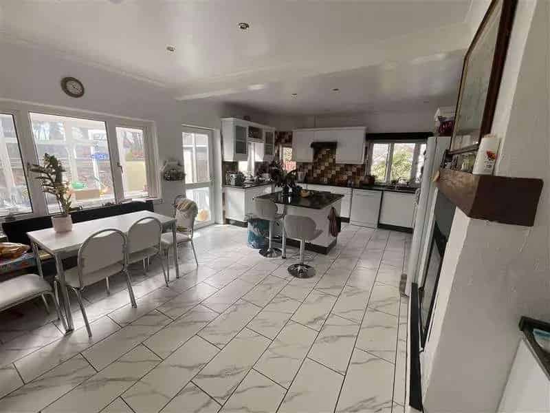 4 Bed House for Sale Near Seafront