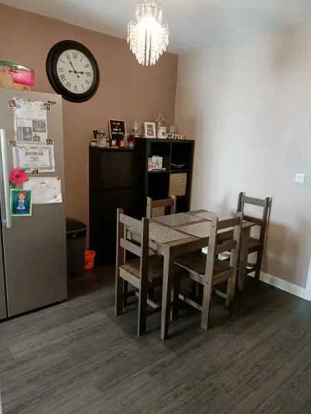 2 Bed Flat 2nd Floor Balcony Lift Access Close Amenities Transport