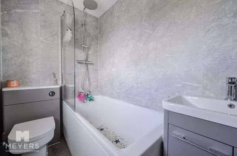 2 bed house for sale