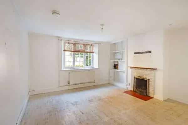 Charming Semi-Detached Home with Modern Kitchen and Garden