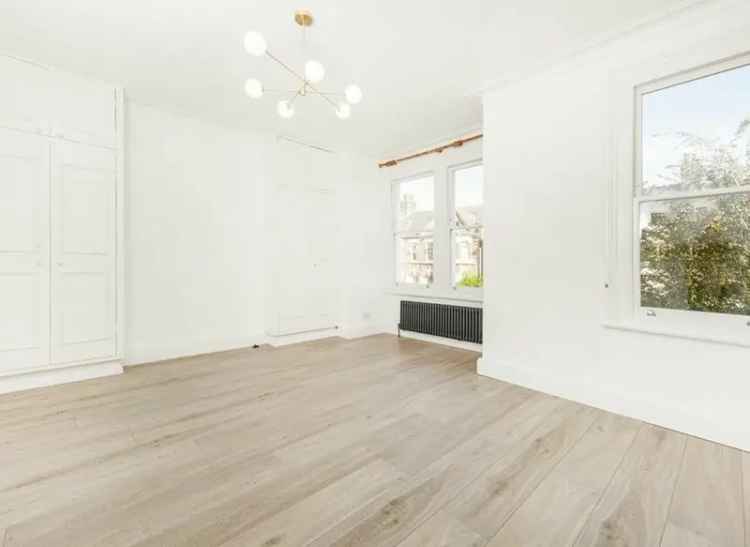 5 Bedroom 3 Bathroom House in Clapham - Family Home with Garden