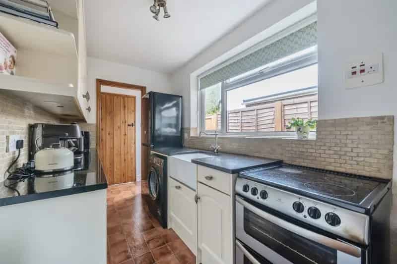 Cosy Cottage Near Tring: Spacious Lounge, Extended Kitchen, Two Bedrooms