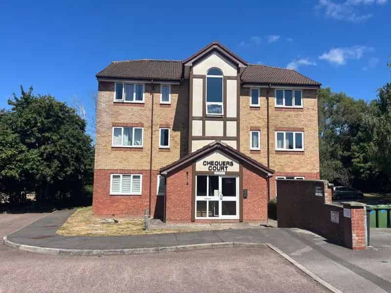 Studio Apartment to Rent Ground Floor Allocated Parking