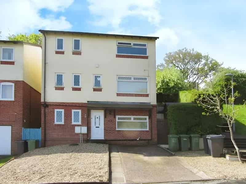 8 Bedroom Detached House with Income Potential