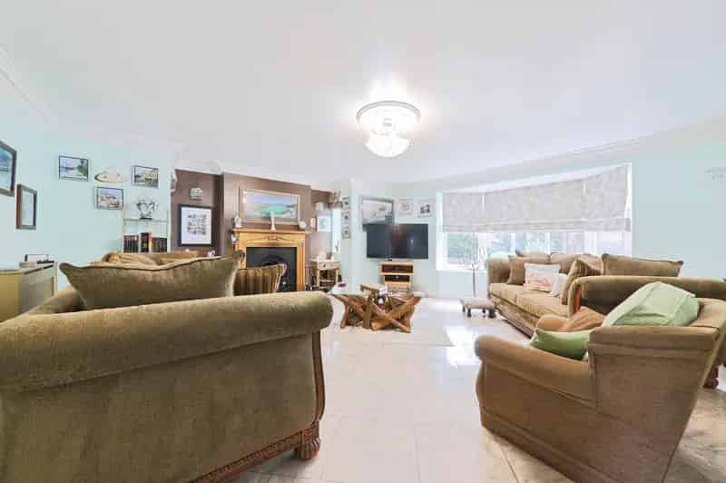 7 Bedroom Detached House Near Baysgarth Park