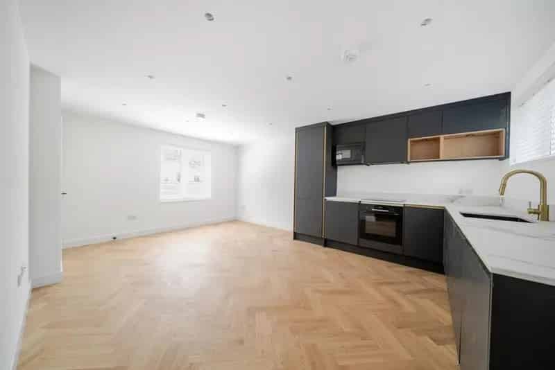 Waldeck Mews Gated Development Near River Thames