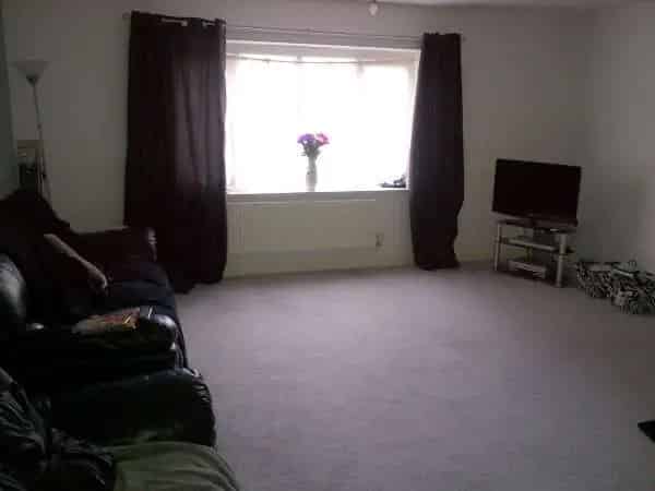 Spacious Ground Floor Flat Near Schools and Amenities