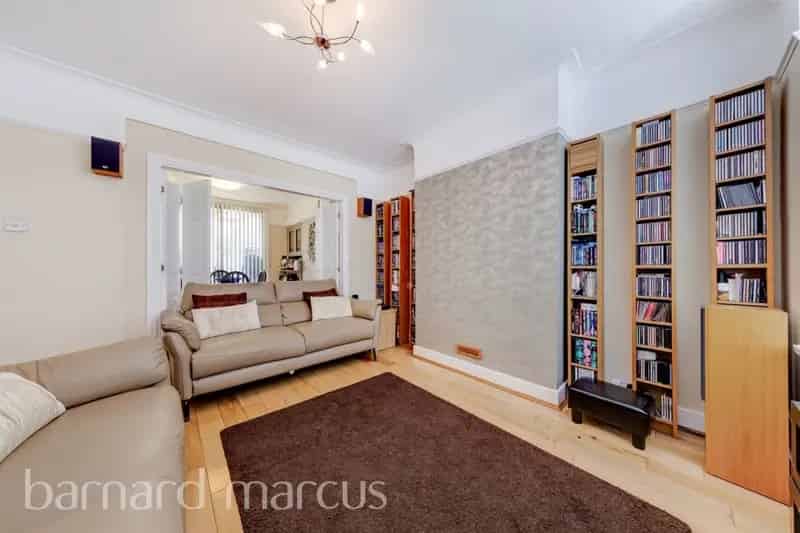 3 Bed House Modern Decor Ample Storage Off Street Parking