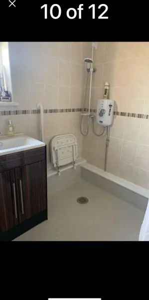 Bungalow For Rent in Wakefield, England