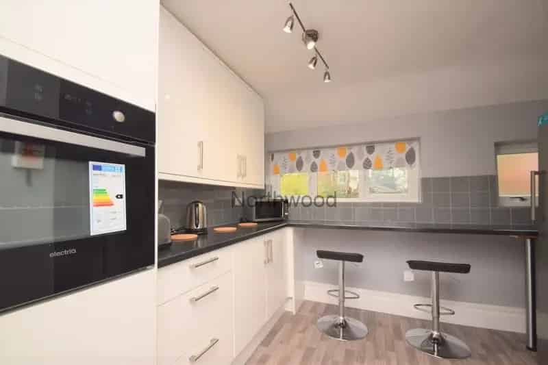 Double Room in 5 Bedroom House Share All Bills Included
